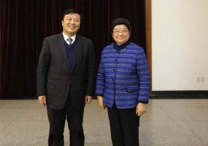 2012年2月16日，全國人大常委會原副委員長顧秀蓮與時任今世緣董事長、總經理周素明合影。