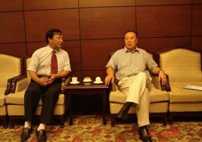 2006年8月30日，出席中華緣文化論壇的全國政協副主席白立忱與時任今世緣董事長、總經理周素明親切交談。