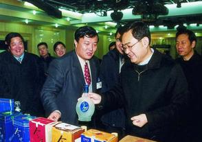 2002年1月22日，時任江蘇省省長季允石視察今世緣。